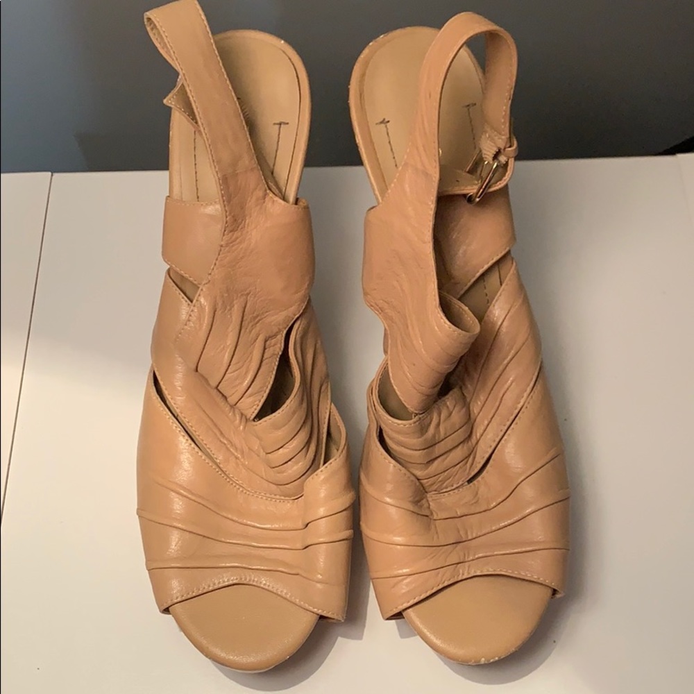 Ankle strap BCBG heel